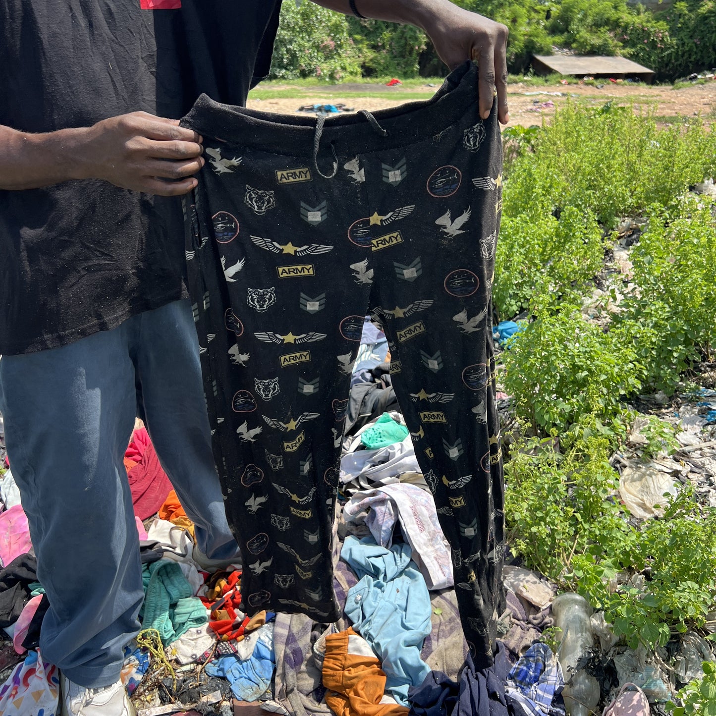 Upcycling Hose mit gelben Details