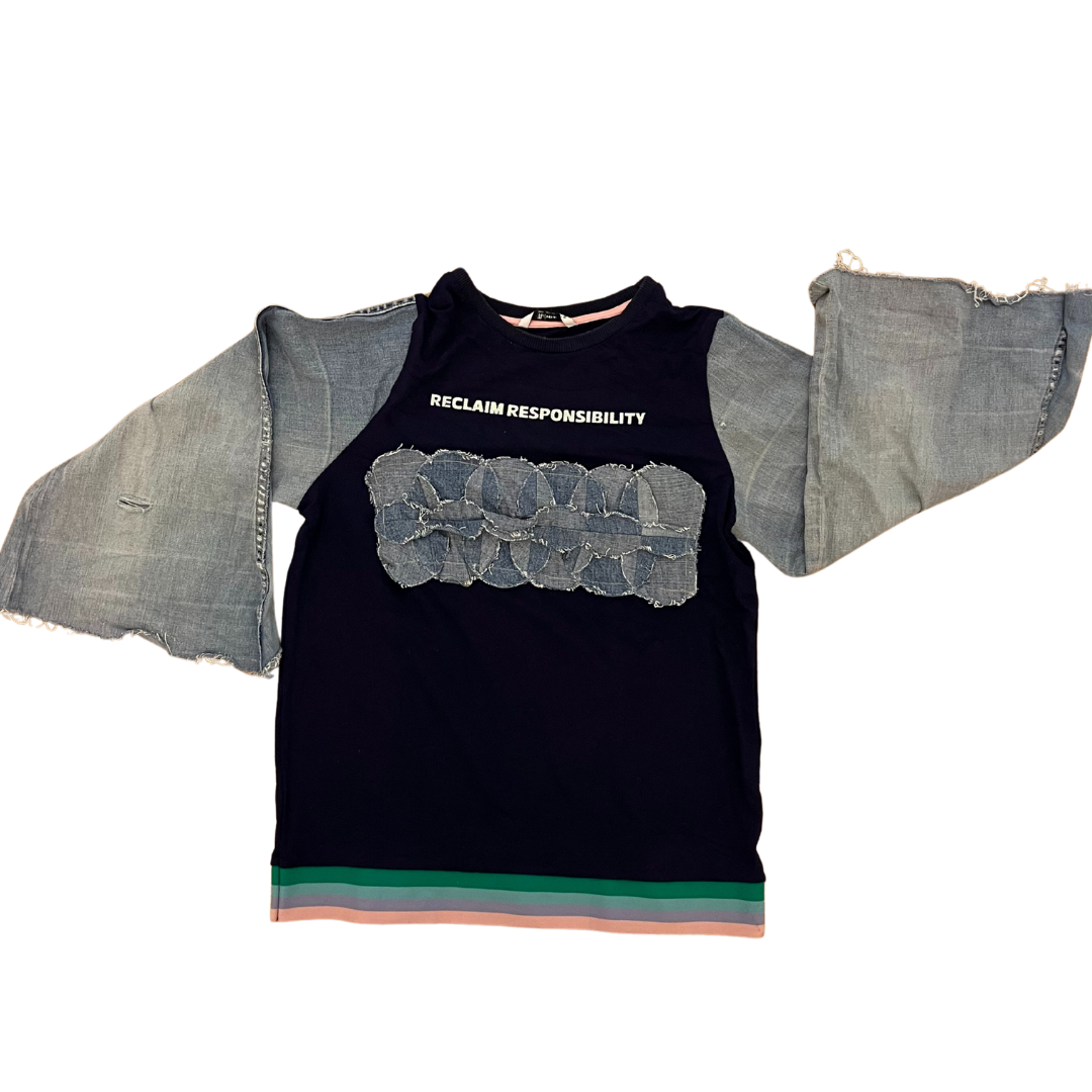Upcycled Pullover mit denim Ärmeln